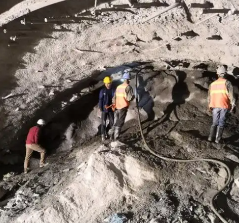 浉河拱顶带模注浆料的施工流程及注意事项